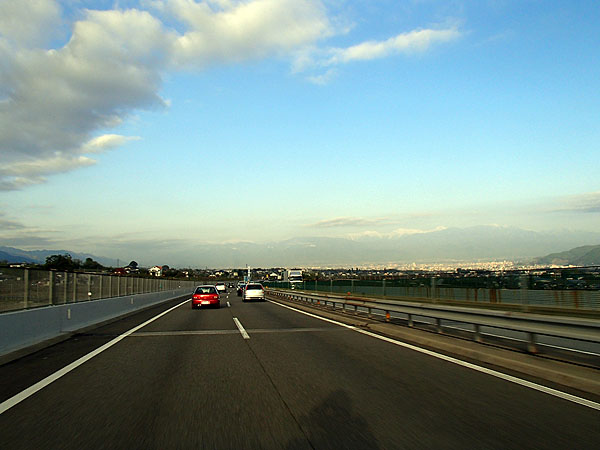 中央高速道路を西へ